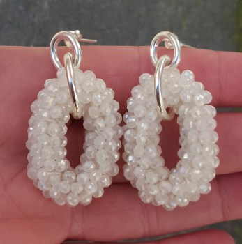Zilveren oorbellen met ovale hanger van witte kristallen